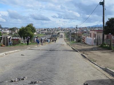 Inwoners versper pad in Thembalethu