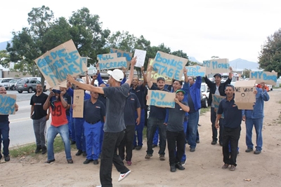 Ontevrede werkers staak oor lone