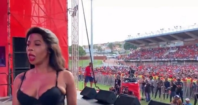 Kelly Khumalo runs offstage after EFF crowd demands ‘Justice for Senzo Meyiwa’