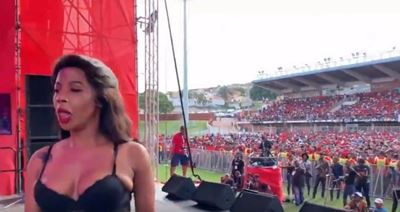 Kelly Khumalo runs offstage after EFF crowd demands ‘Justice for Senzo Meyiwa’