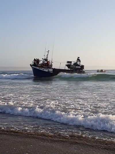 Vistreiler in nood op Vleesbaai