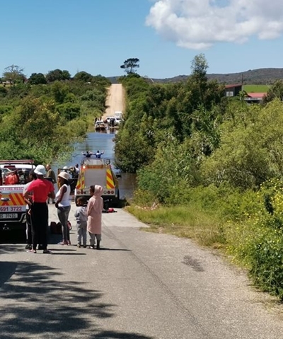 Bejaarde se liggaam uit bakkie in vloedwater gehaal