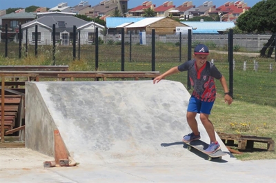Skaatsplankryers sak op Stilbaai toe