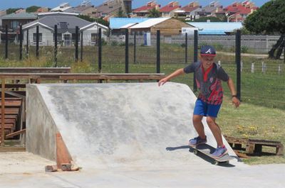 Skaatsplankryers sak op Stilbaai toe