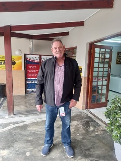 Groot Brak sakeman met slap riem gevang