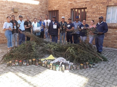 Jong vrou (19) vas vir dwelms