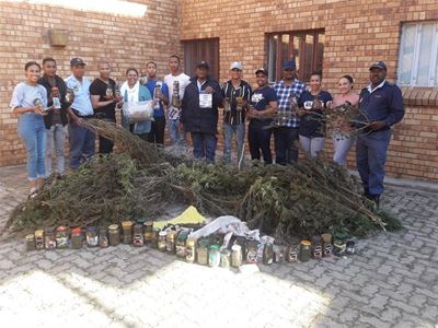 Jong vrou (19) vas vir dwelms