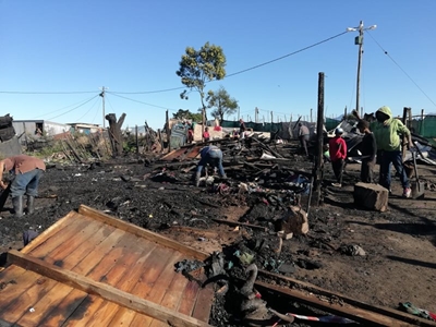 Vrou sterf in brand