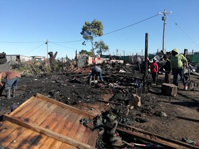 Vrou sterf in brand