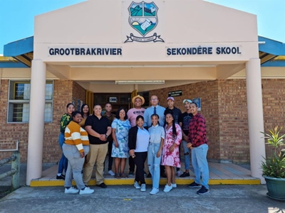 Plaaslike jongmense assisteer by skool