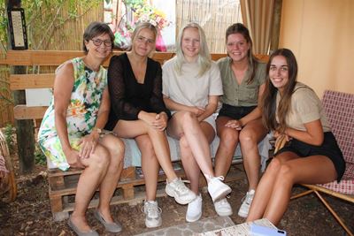 Vier Hollandse nooiens besig met internskap