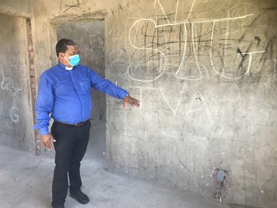 Kerk loop deur onder vandale