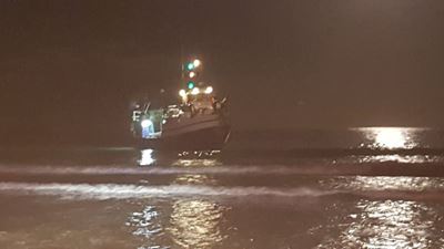 Visserskuit beland op sandbank
