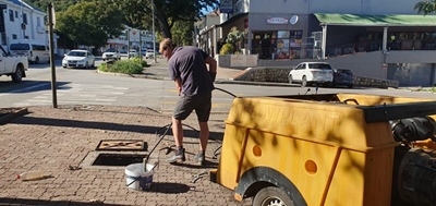 Devoted Knysna citizens clear drain