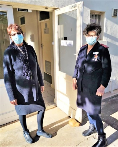 Twee gesondheidsusters maak klaar