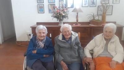 Drie van tehuis vier 100ste