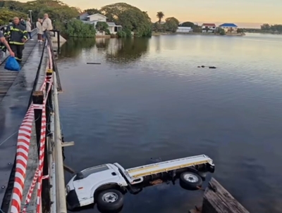 Voertuig beland in water by Die Eiland-brug
