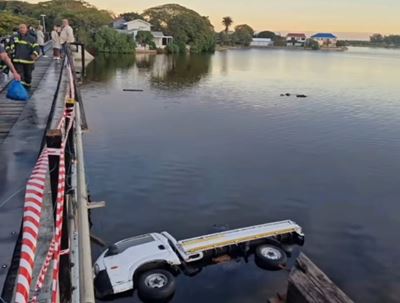 Voertuig beland in water by Die Eiland-brug