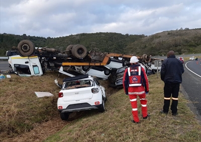 Car carrier overturns on N2