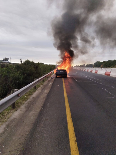 Voertuig brand op N2: hulp gevra, maar twyfel ontstaan