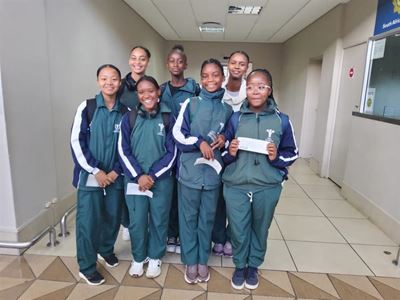 Protea-kleure vir Oudtshoorn-trompoppies