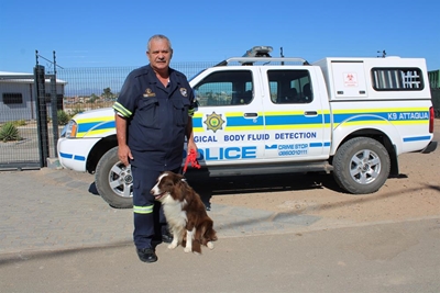 K9-Frikkie groet Attaqua-honde-eenheid