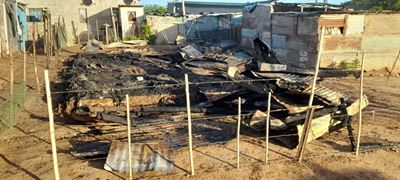 Gesin van vier in nood na brand