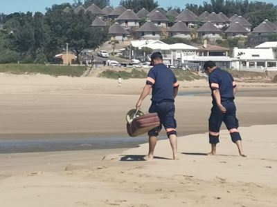 Liggaam van baba in sak op strand gevind