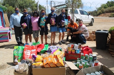 Laerskool Wesbank skenk hondekos vir Oudtshoorn-diereskut