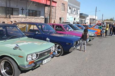 Datsun-liefhebbers kuier op Oudtshoorn