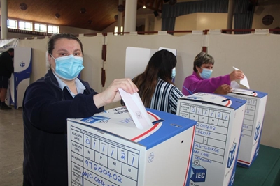 Reën en reënboogkleure op stemdag