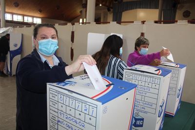 Reën en reënboogkleure op stemdag