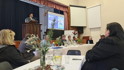 Dr Ivan Meyer bring hoop vir boere
