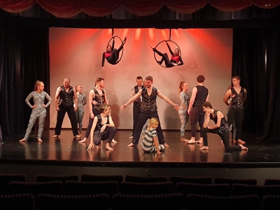 Acrobats, musicals and drama in Variéte! Variéte!