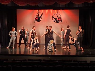 Acrobats, musicals and drama in Variéte! Variéte!