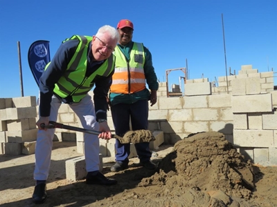 Winde breezes through Plett
