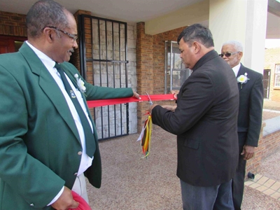 Skool het nou amptelik 'n saal
