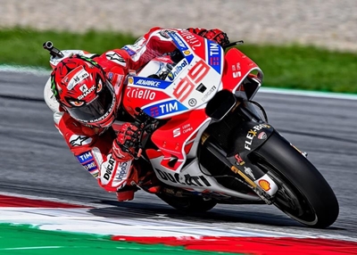 Lorenzo breaks Sepang lap record