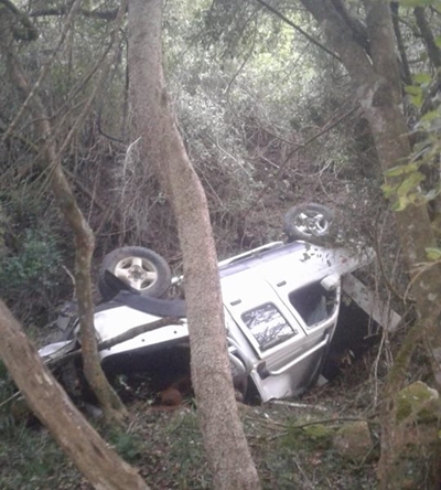 Bakkie stort by krans af, 3 oorledenes steeds vasgekeer