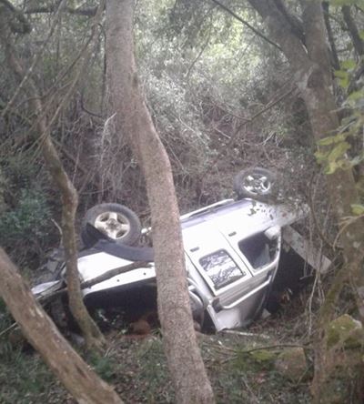 Bakkie stort by krans af, 3 oorledenes steeds vasgekeer