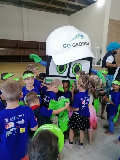 Skole verwelkom Georgie in Maart