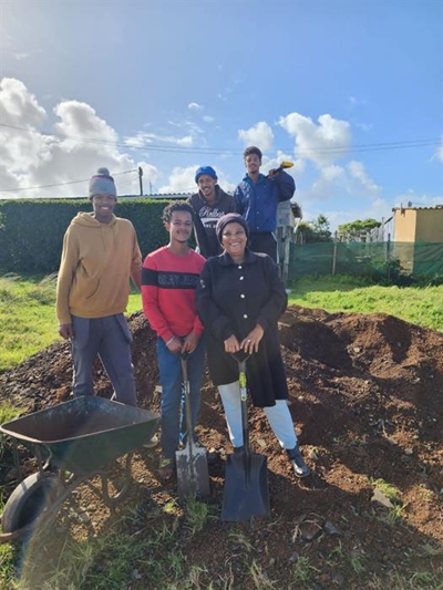 Councillor and youth help Kranshoek residents