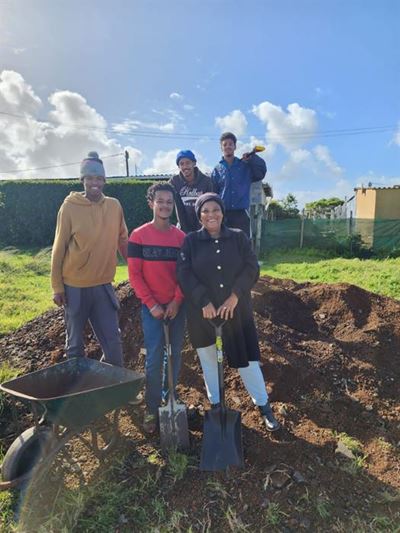 Councillor and youth help Kranshoek residents