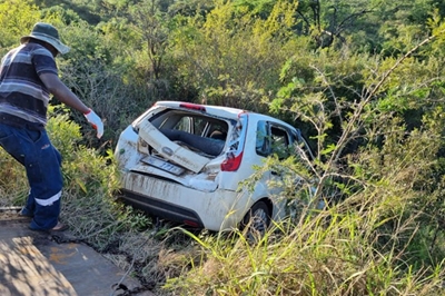 Tourists left shaken after elephant throws car into ditch at KZN’s Hluhluwe Imfolozi Park