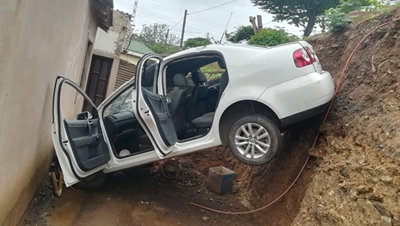 Car crashes into KZN home, leaving 2 injured