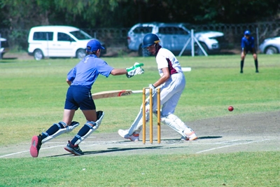 Gemengde krieketspan van Laerskool Laurus en Wesbank val vas