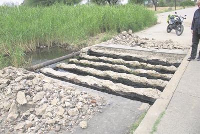Staalpenne van laagwaterbrug gesteel