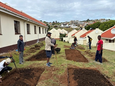 Parolees, policing forum  provide veggie gardens