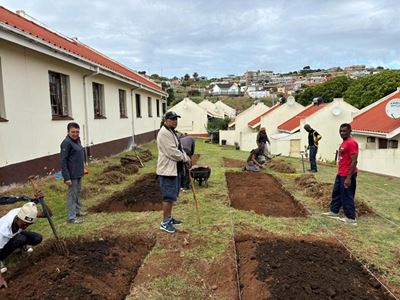 Parolees, policing forum  provide veggie gardens