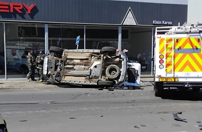 Dramatiese oomblikke toe motor en forensiese voertuig bots